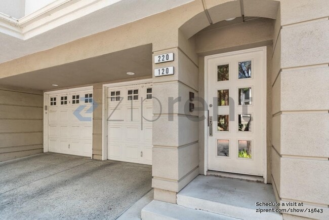 Photo - 425 Navaro Way