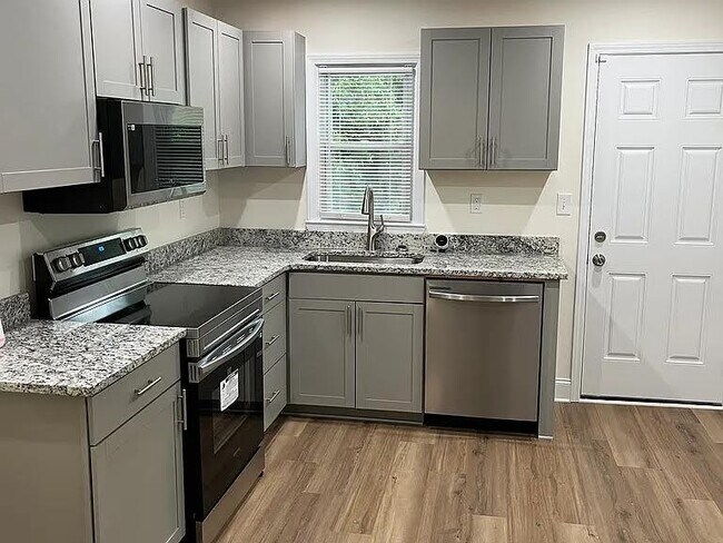 Photo - 320 Camfield Ct SW