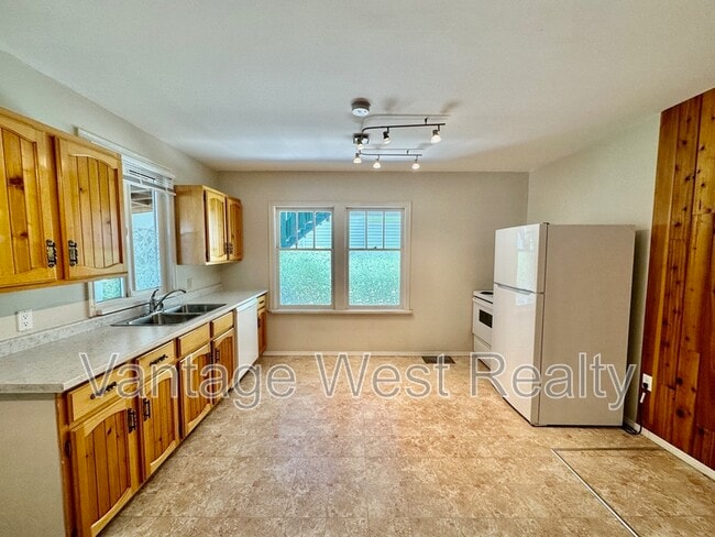Photo - 840 Bernard Ave