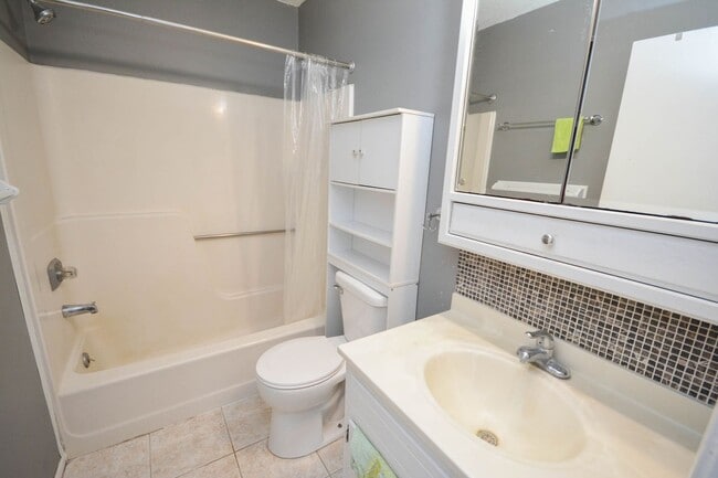 3 levels of townhouse living in great NW l... - 3 levels of townhouse living in great NW l...