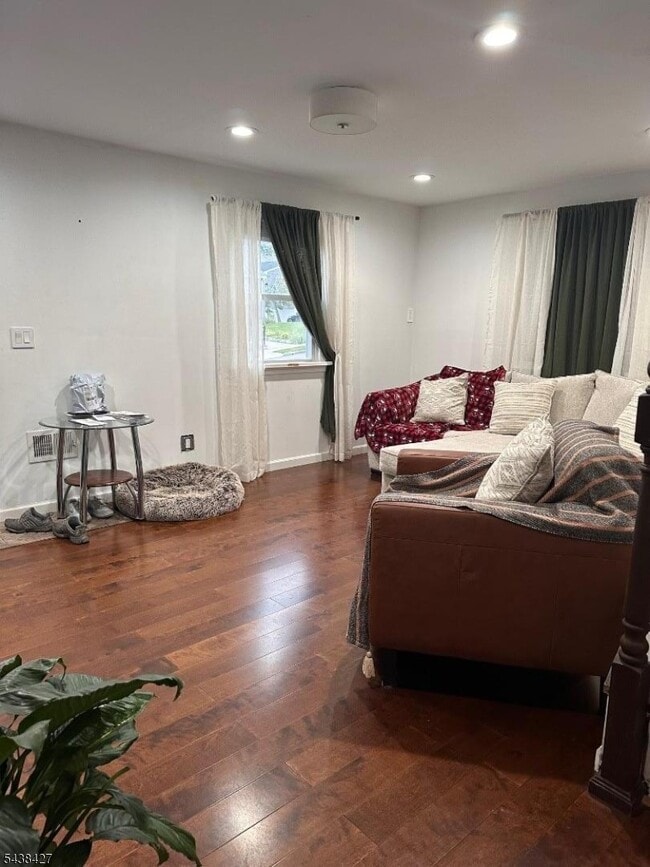 Photo - 174 Leonard Pl