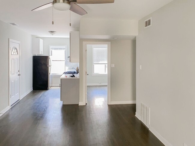 Building Photo - 1954 W Wilson Ave Unit 2-BB