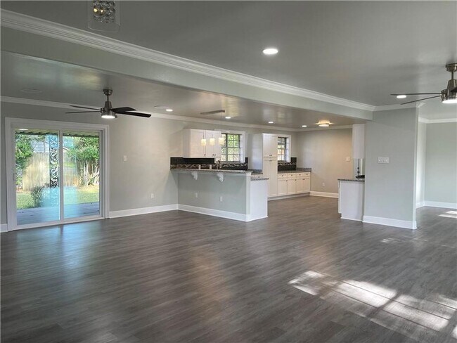 Photo - 214 River Oaks Dr