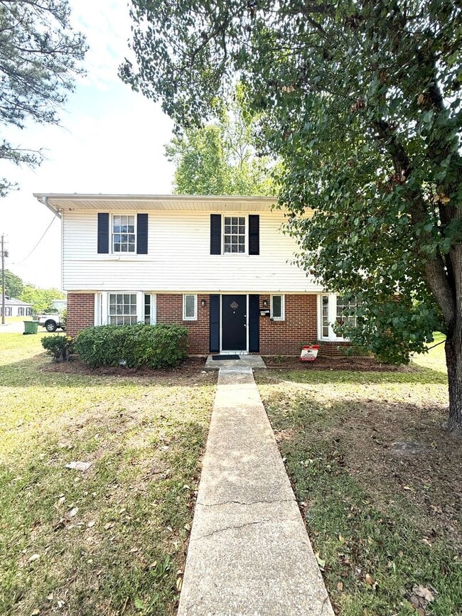 Building Photo - ** 4 bed 2.5 bath located in Edgewood ** Call 334-366-9198 to schedule a self tour