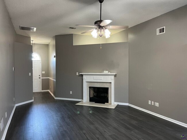 Photo - 116 Larkspur Ln