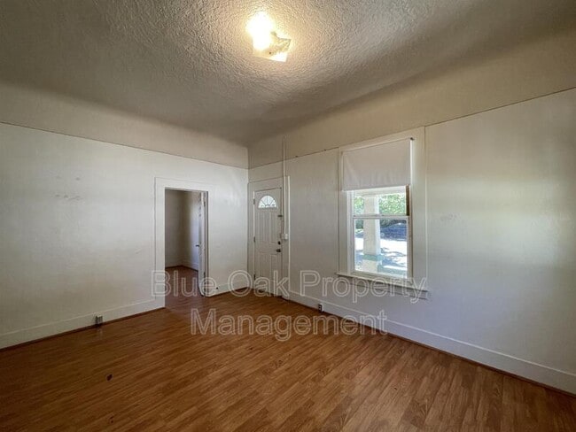 Photo - 1018 W 5th St