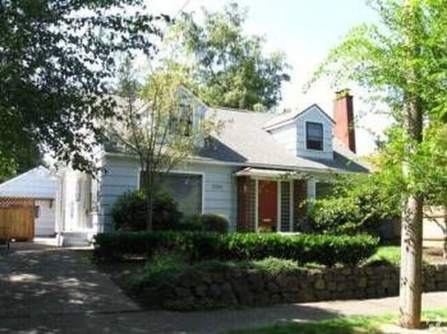 Building Photo - Vintage Eugene Home in South Campus