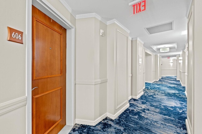 Building Photo - 347 N New River Dr E Unit 606