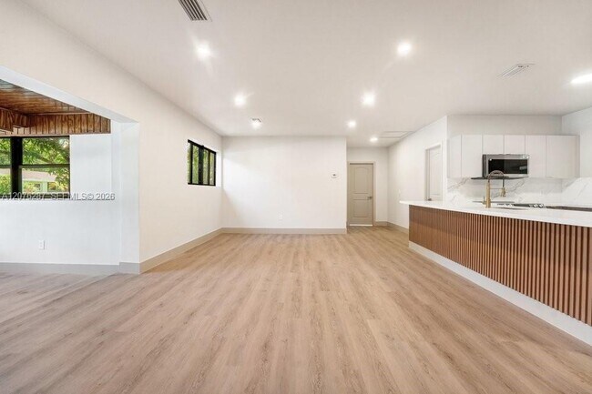 Photo - 450 NW 140th St