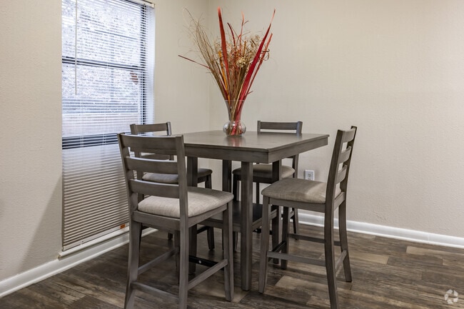 1BR, 1BA - 660SF - Dining Room
