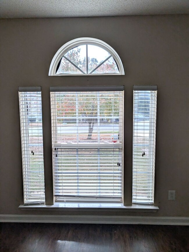 Photo - 100% Upgraded!  Minutes form I-485/Airport...