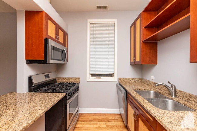 Building Photo - 1133 W Addison St Unit 1