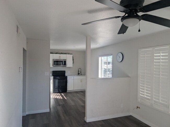 Building Photo - 7160 N 53rd Ave Unit 2