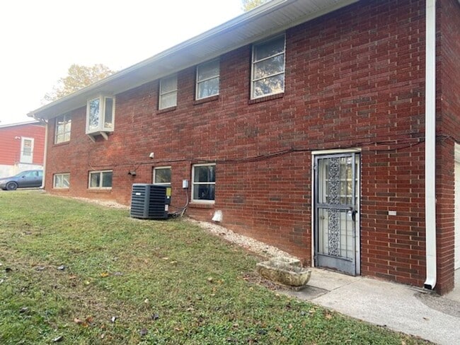 Photo - Knoxville 37914 - Updated 3 bedroom, 2 bat...