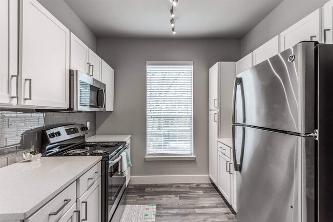 Photo - 19100 Glenwest Dr