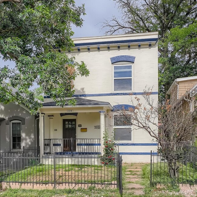 Building Photo - Dazzling North Capitol Hill home with fenced yard