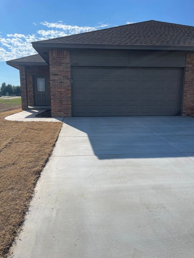 Building Photo - 3 bedroom duplex in Newcastle Rental
