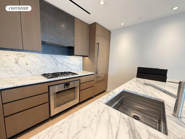 Photo - 555 W 22nd St