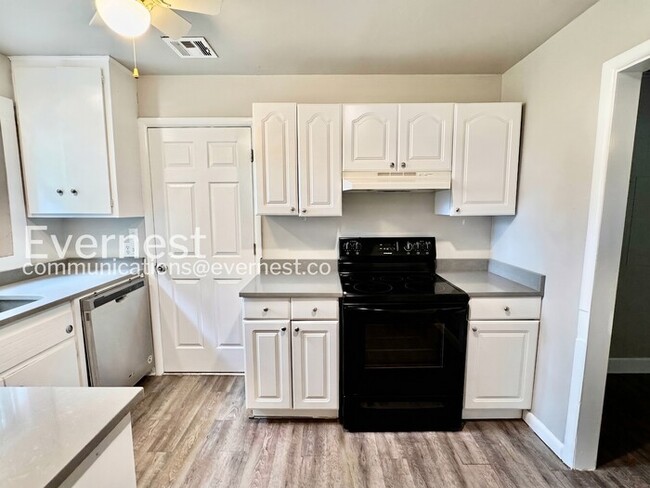 Photo - 802 N Birch St