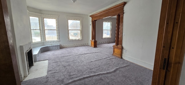 Photo - 113 W Division St