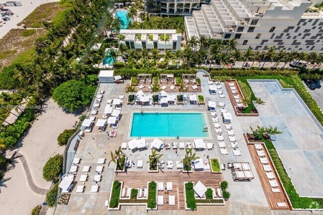 Building Photo - 2301 Collins Ave Unit 705 Rental