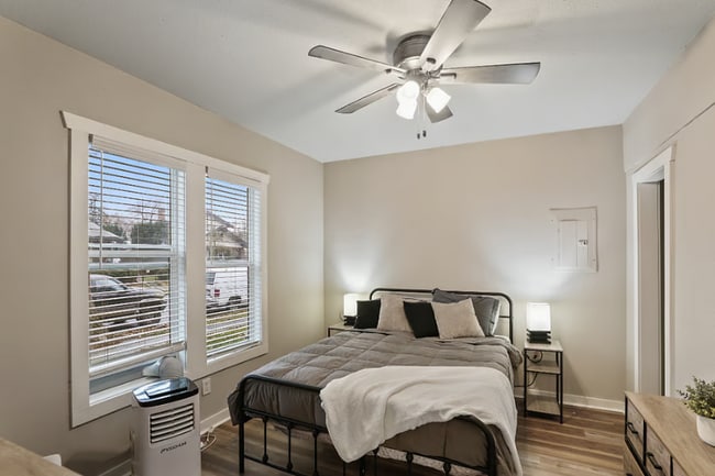 Photo - 1001 N Elm St Unidad 1