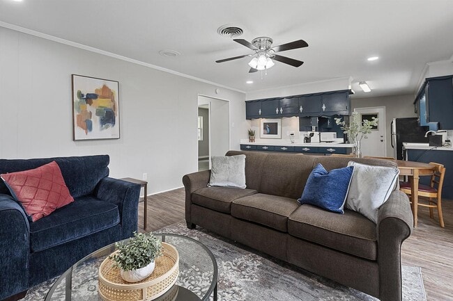 Photo - Bright & spacious 6-bedroom retreat in Ben...