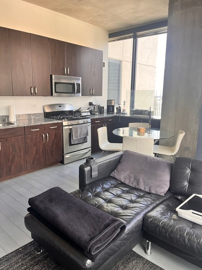 Photo - 235 W Van Buren St Unidad 2415