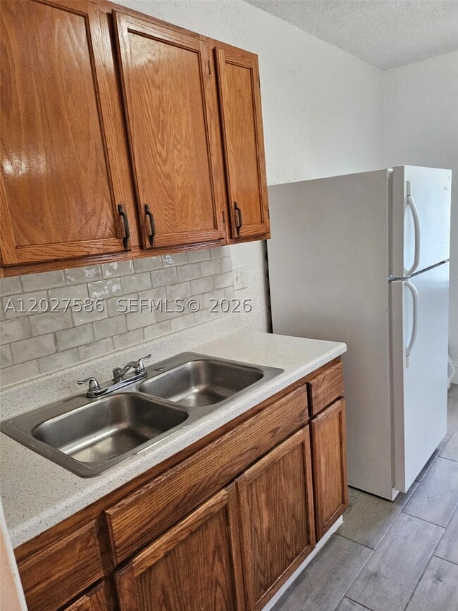 Building Photo - 709 NE 4th St Unit 2