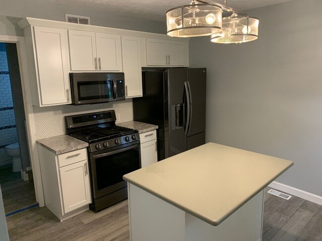 Building Photo - 4 bed/2 bath house in the heart of the Wes...