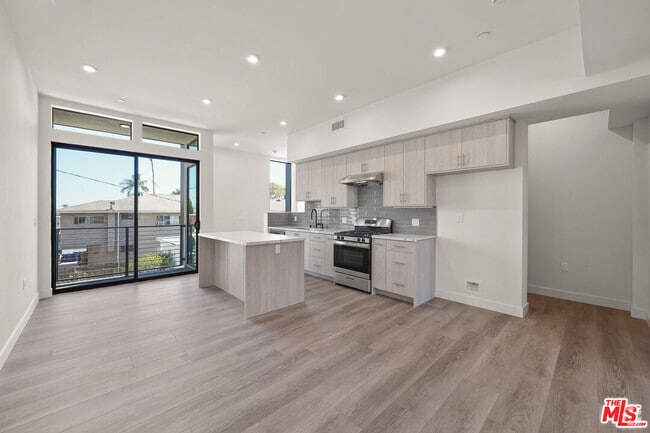 Building Photo - 1202 N Orange Grove Ave Rental