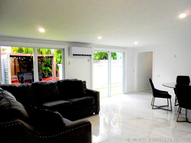 Photo - 817 NW 30th Ct