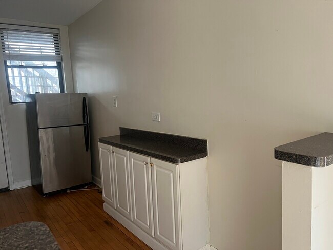 Photo - 727 W Roscoe St