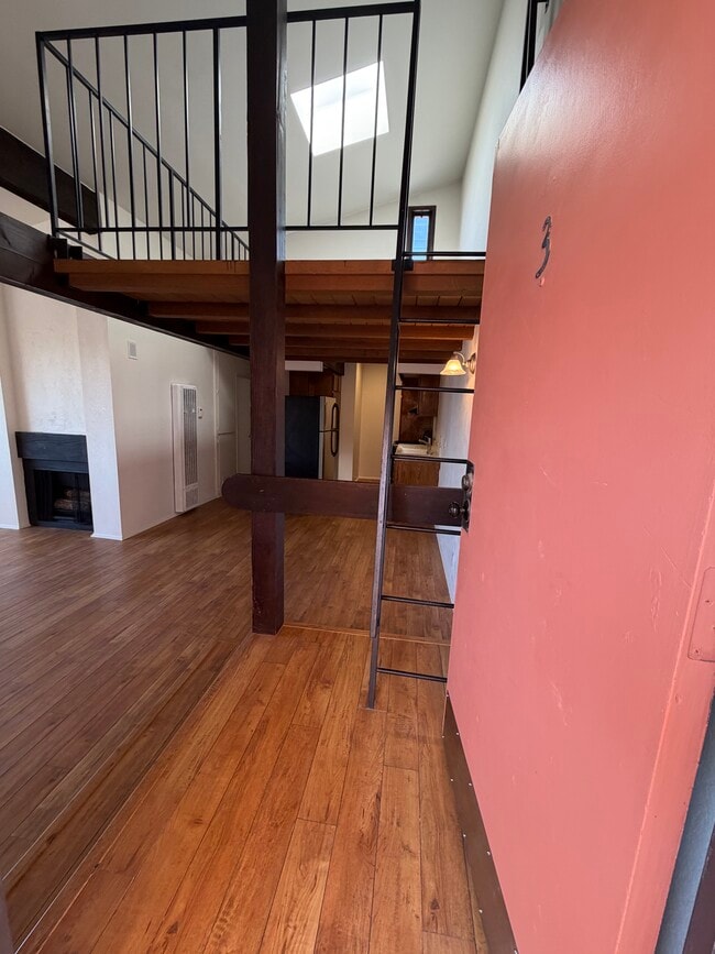 Building Photo - 700 1st St Unit 3