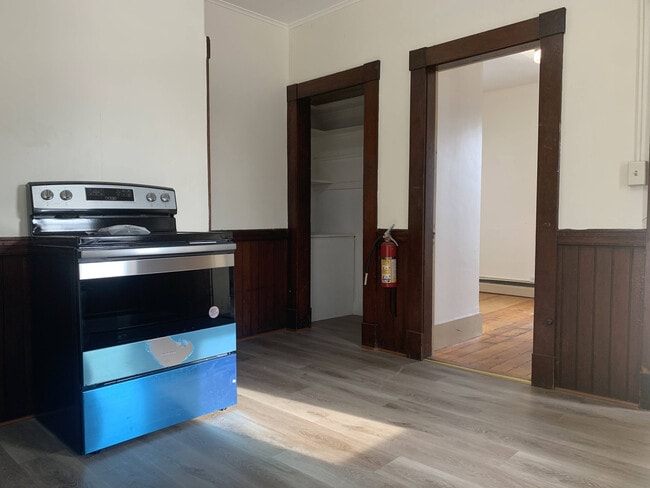 Kitchen - 201 Roxbury St Unit 2R