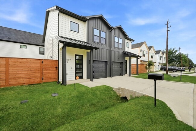 Building Photo - 2107 Esther Dr