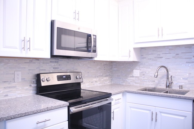 Building Photo - 1737 Glendon Ave Unit 5