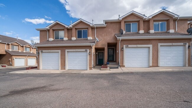 Building Photo - Charming Townhome in OCC