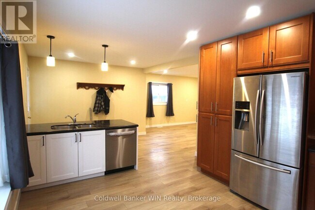 Photo - 460 Main St N Unit 1