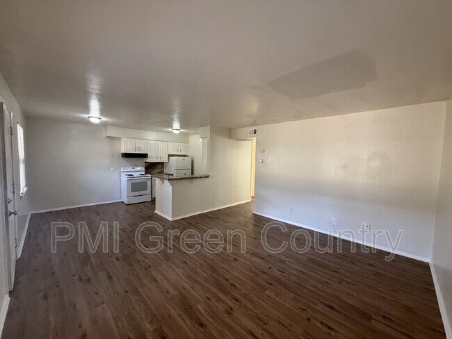 Building Photo - 917 N Yale Ave Unit 124