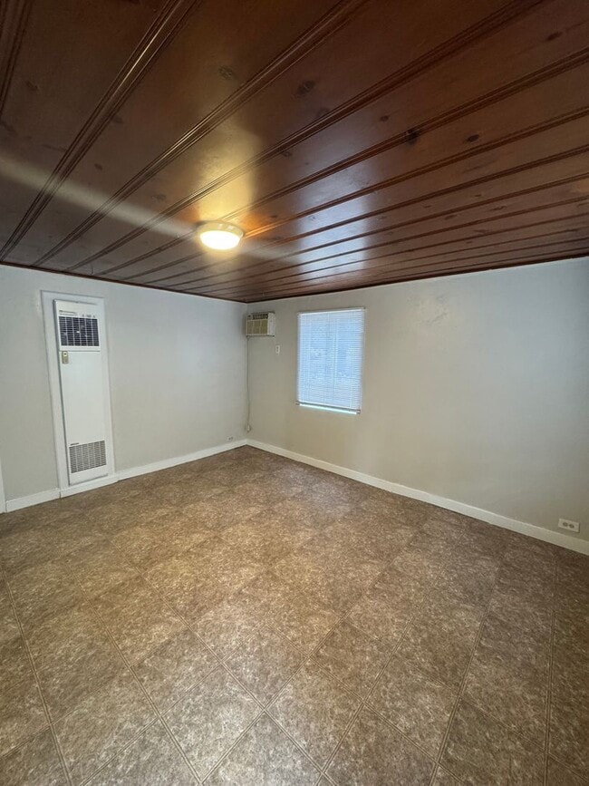 Building Photo - 2032 Acorn Ln Unit B