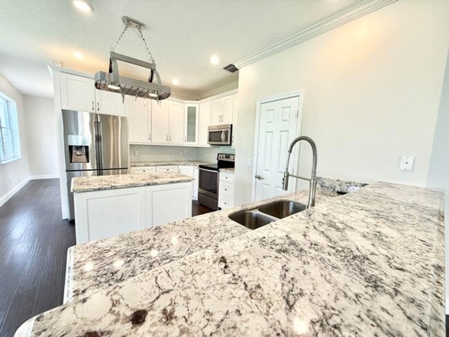 Building Photo - 12902 Hyland Cir