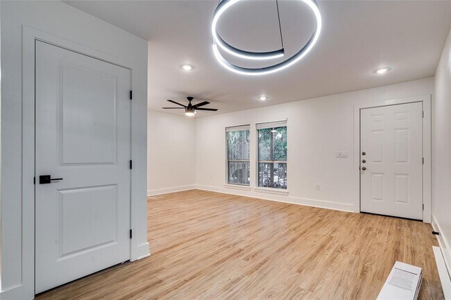 Photo - 704 W 21st St Unit 303