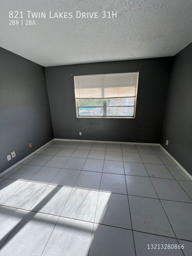 Photo - 821 Twin Lakes Dr