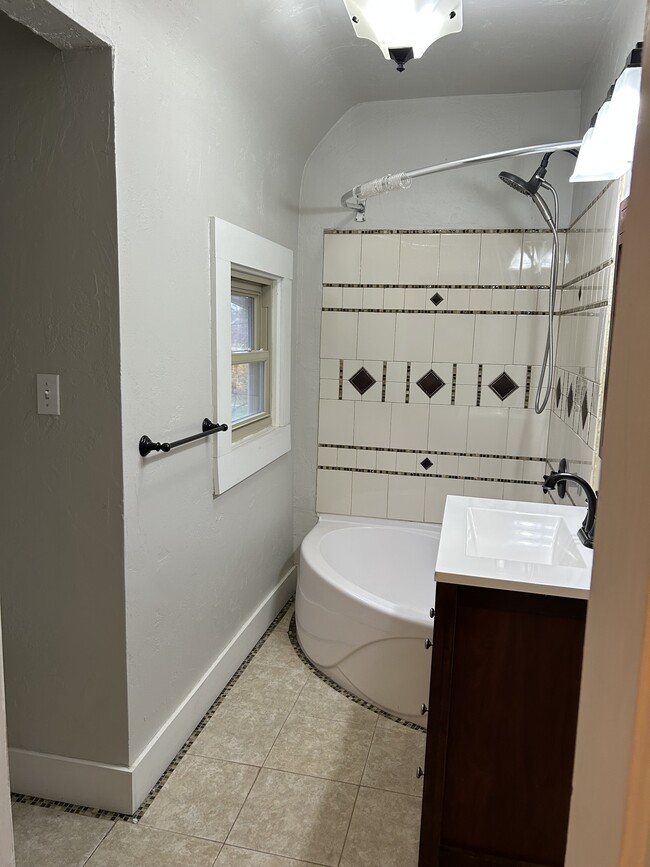 Photo - 417 Nicolet Blvd Unit Upper