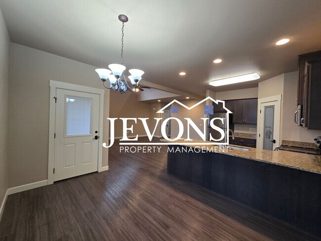 Photo - Charming 3 bedrooms homes with two-car garage, fully fenced backyard, minutes away from Yakima Va...