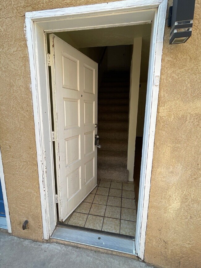 Building Photo - Two bdm townhouse style Unit B