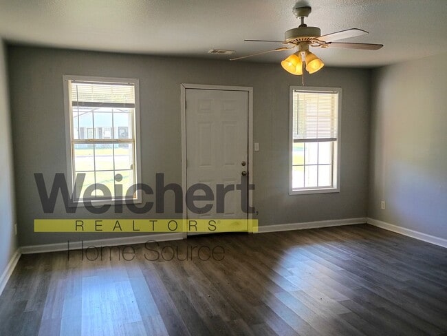 Photo - Spacious 3-Bedroom Home with Garage and Sc...