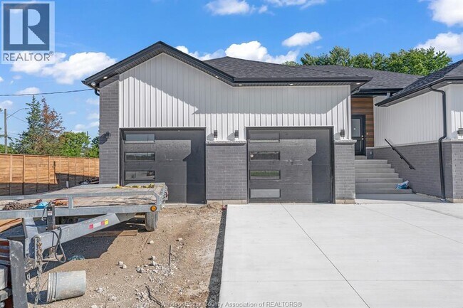 Photo - 1035 CROYDON LOWER