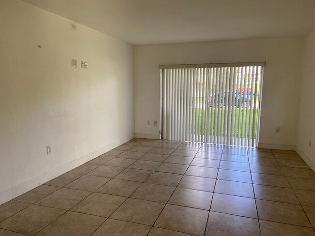 Photo - 7610 SW 82nd St Apartamentos Unidad G220